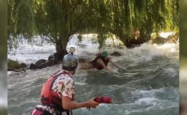 Video: impresionante rescate de una turista que se cayó de su balsa al río Atuel y se la llevó la corriente