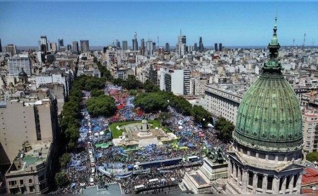 El Gobierno le bajó el precio al paro y tildó de "irracional" a la CGT