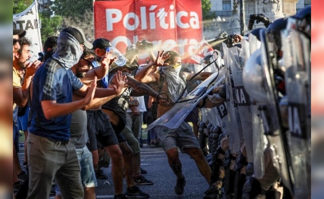 Incidentes y gas pimienta frente al Congreso: organizaciones sociales cortaron el tránsito y Gendarmería activó el protocolo