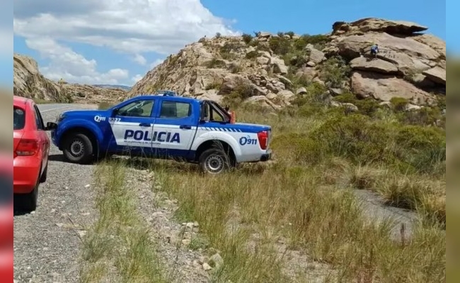 Un turista vandalizó el camino de las Altas Cumbres y lo obligaron a limpiar las pintadas