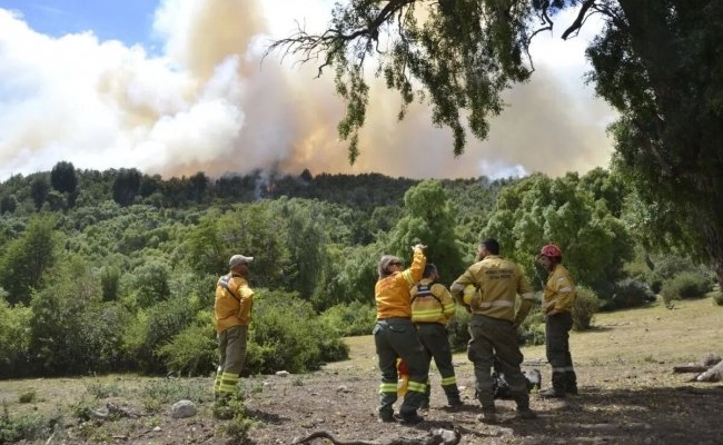 El viento, decisivo para mantener el fuego fuera de control en el Parque Los Alerces