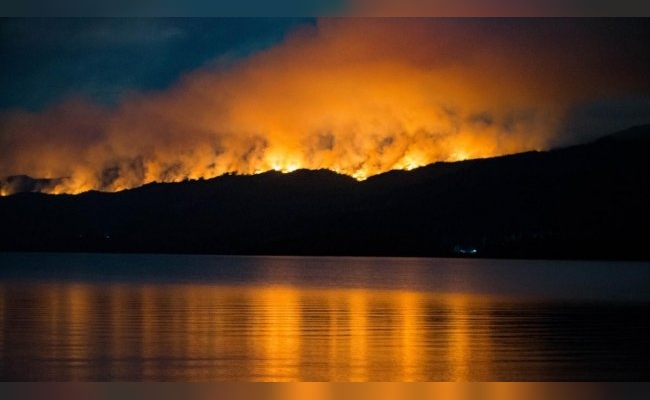 El incendio en el Parque Los Alerces avanza hacia Esquel y el panorama es bastante adverso