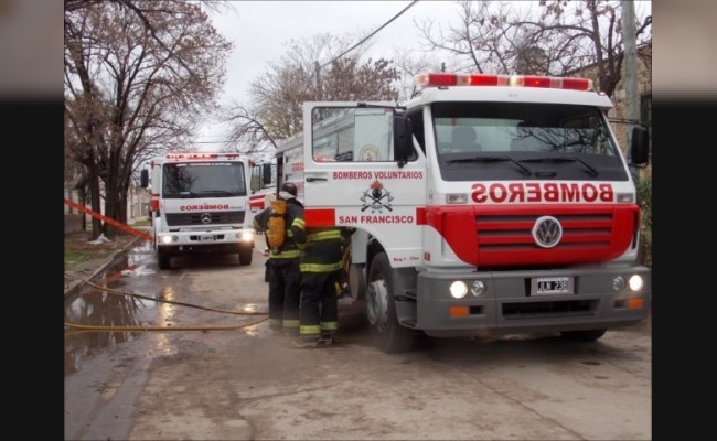 Bomberos sofocaron el incendio de un  comercio de la ciudad