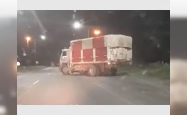 Una de "Relatos Salvajes" cuando un camionero chocó a un auto y el conductor se colgó a la carrocería