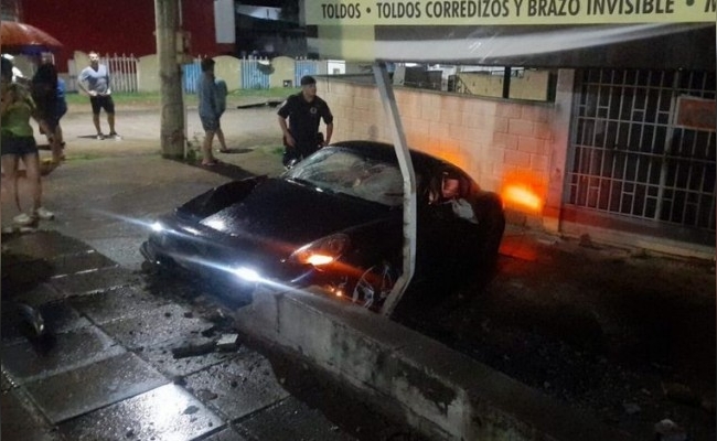 Salieron a probar el auto de alta gama de un cliente y lo chocaron en Carlos Paz