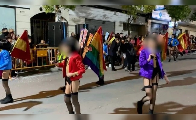 Escándalo en Torrevieja por el desfile de una comparsa con niños "sexualizados"