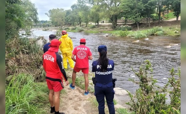 Buscan a la pareja del turista que encontraron muerto en el río Los Reartes