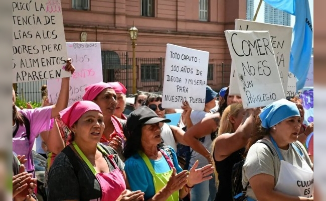 Organizaciones sociales protestaron frente al Ministerio de Economía y al barrio privado donde vive Caputo