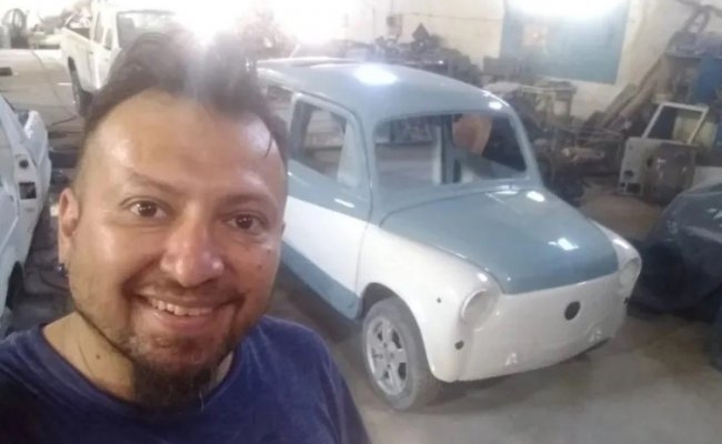 Increíble: fanático del Fiat 600 lo convirtió en una limusina y se volvió viral