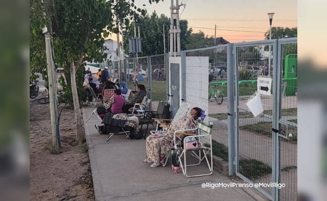 Desde anoche hay 4 cuadras de cola para acceder al kit escolar gratuito