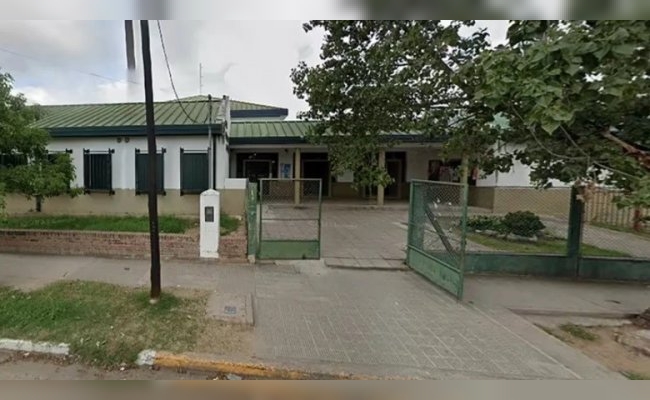 Fue al acto de inicio de clases de una escuela y quiso atacar con un cuchillo a su ex pareja