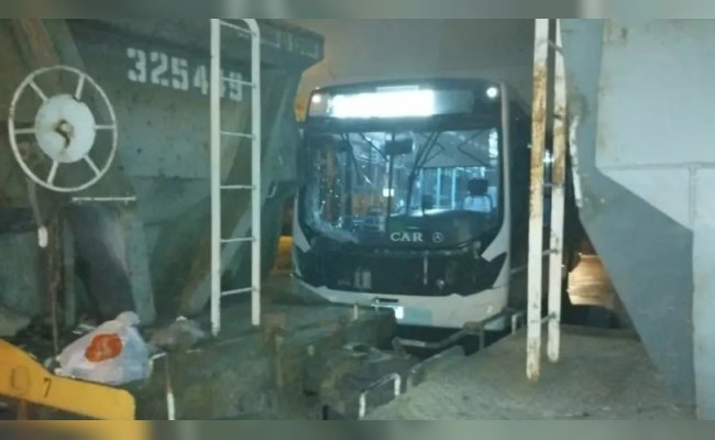 Córdoba: un colectivo de Tamse chocó contra un tren de carga en barrio Mariano Fragueiro