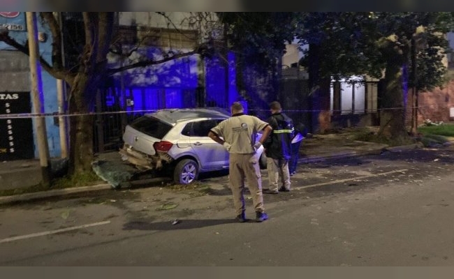 Tragedia en un barrio de Córdoba: falleció una mujer al chocar contra un árbol