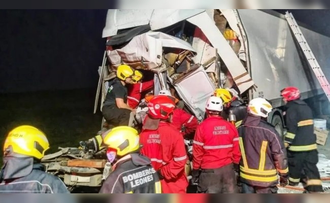 Córdoba: Bomberos rescatan a un hombre tras impactante choque entre camiones cerca de Leones