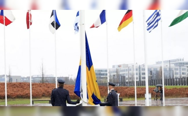 La bandera de Suecia ya ondea en la sede de la OTAN en Bruselas