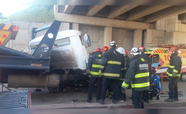 Córdoba: chocaron dos camiones e intentan rescatar a uno de los conductores atrapado en la cabina