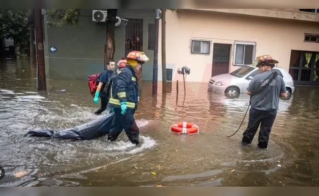 El horror en medio del diluvio: apareció un cuerpo flotando en la calle, en Valentín Alsina