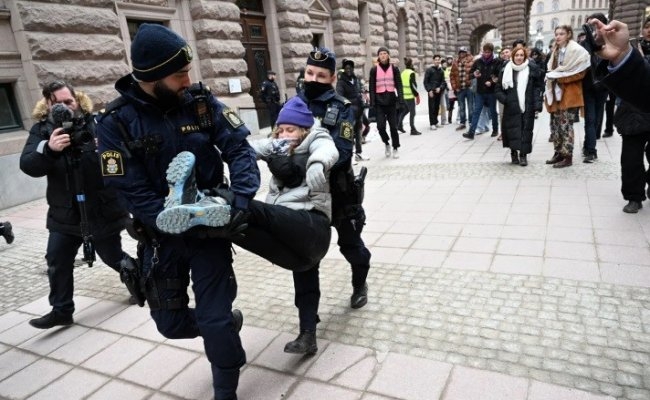 Otra vez Greta Thunberg en problemas frente al parlamento de Suecia