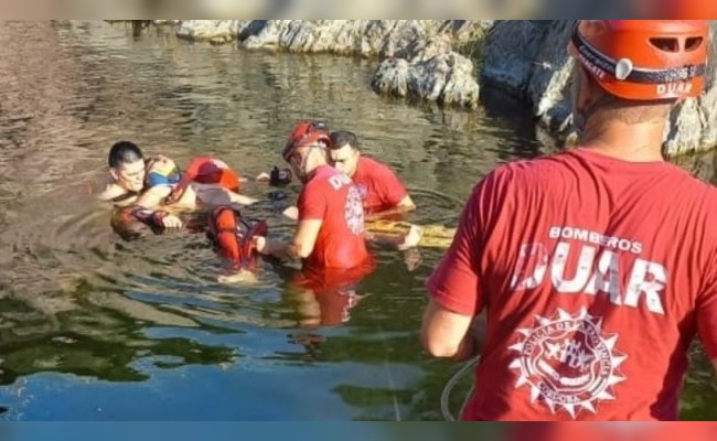 Se resbaló, cayó al río desde una altura de seis metros y se salvó