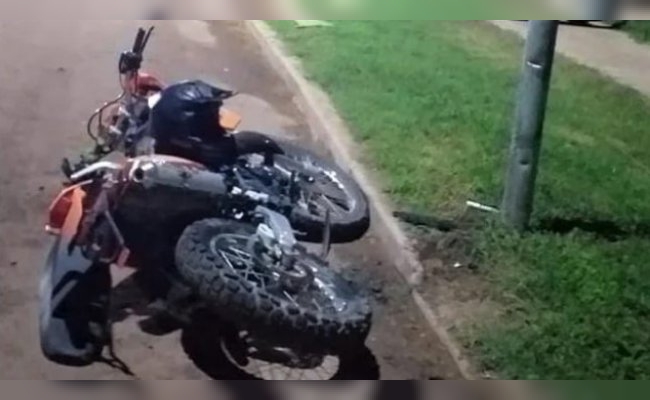 Un joven motociclista murió al impactar contra un poste de luz en el interior de Córdoba