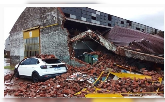 Tormenta en Buenos Aires: se derrumbó un galpón en Bragado, cayó granizo y hubo vientos superiores a 150 km/h 