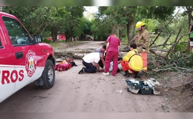 Unquillo: le cayó un árbol y sufrió una fractura expuesta en la pierna