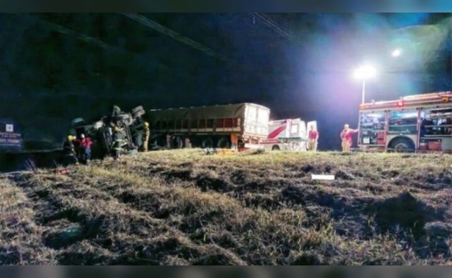 Córdoba: iba en su auto, chocó de frente contra un camión y murió