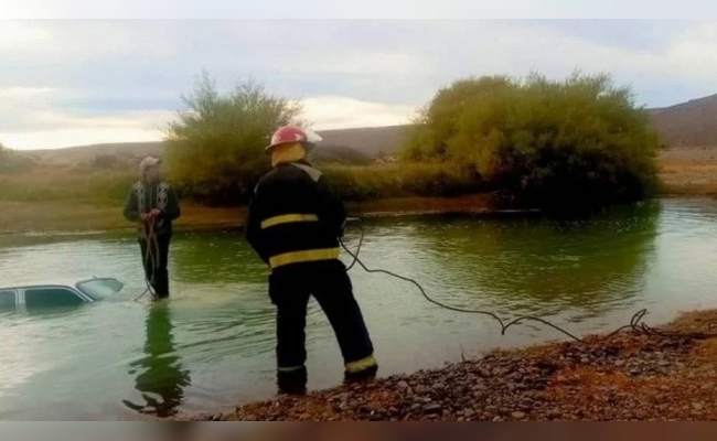 De no creer: fue a lavar el auto, se olvidó de poner el freno de mano y terminó en el agua