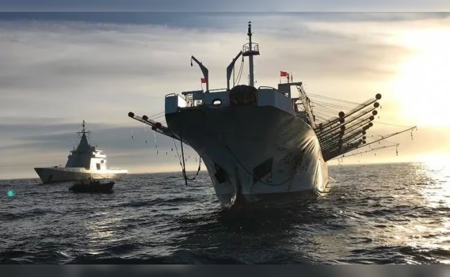 La Armada abordó un barco chino que pescaba ilegalmente en el Mar Argentino