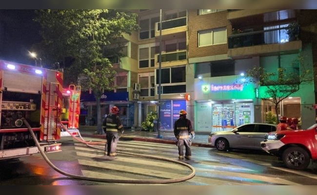 Incendio y tragedia en el piso 12 de un edificio en nueva Córdoba: un estudiante fallecido y otro grave
