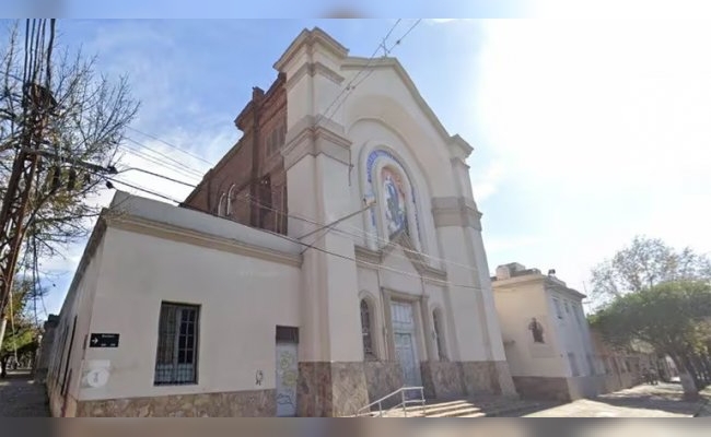 Rosario: una mujer entró a una Iglesia en medio de la misa del Jueves Santo y abandonó a su bebé recién nacido