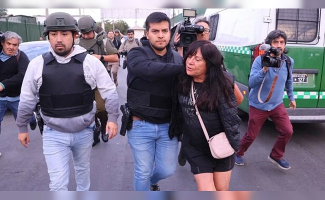 Una mujer le quitó el arma a un guardia y disparó contra otro mientras la TV transmitía en vivo en un mercado de Chile