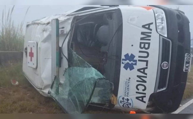 Una ambulancia volcó en el camino de las Altas Cumbres