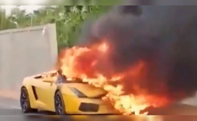 Un vendedor de autos prendió fuego un Lamborghini por una disputa con una comisión