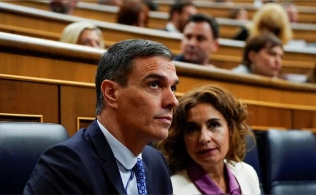 El presidente español Pedro Sánchez dijo que seguirá al frente del Gobierno