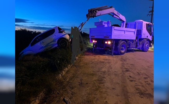 Aprendía a manejar; terminó en el canal 