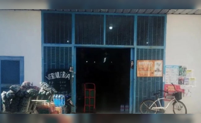 Comerciantes y clientes de un supermercado chino detuvieron a motochorro a los golpes