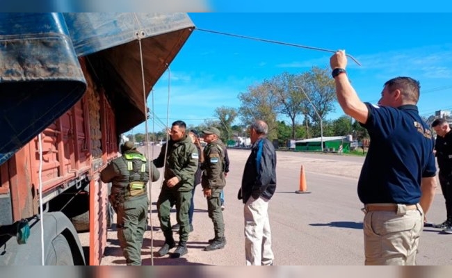 Descubrieron a 12 inmigrantes ilegales en el norte de Córdoba: la mayoría iba en el acoplado de un camión