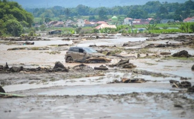 Las inundaciones causaron 43 muertos y 15 desaparecidos en Indonesia