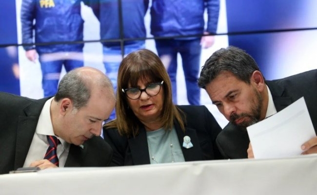 Bullrich: "En los allanamientos se encontró dinero y elementos probatorios"