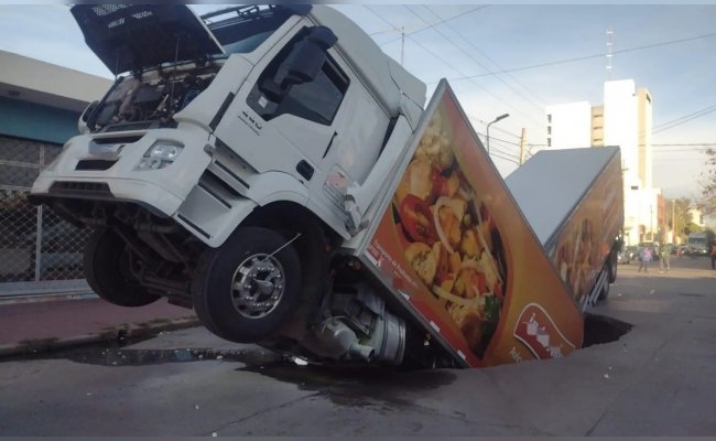 Río Cuarto: cedió el pavimento y un camión que trasladaba pollos se hundió en un bache