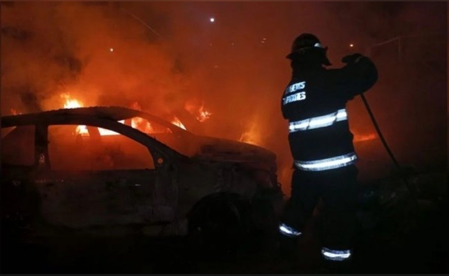 Rosario violenta: cuatro autos fueron incendiados en la cuadra donde hay una comisaría