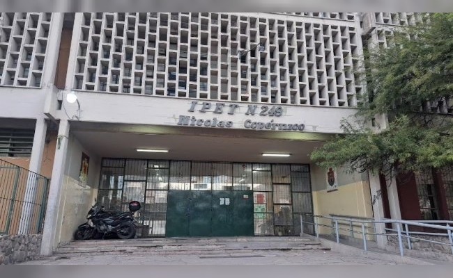 Entró a la escuela de su hija y atacó a trompadas a cinco estudiantes