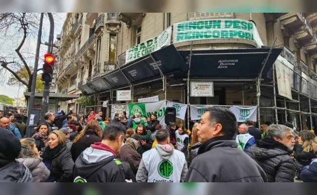 Más despidos en el INADI: trabajadores se concentraron en las inmediaciones del edificio