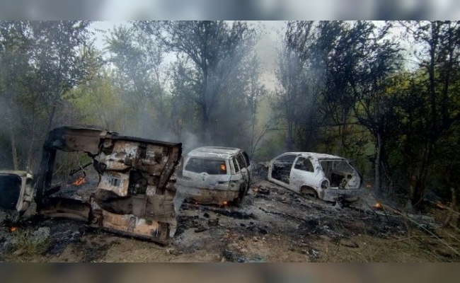 Cinco personas fueron detenidas mientras desarmaban y quemaban autos en Villa La Tela