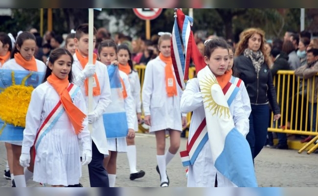 Desfile de 25 de mayo: en unos minutos comienza la transmisión por Radiocanal