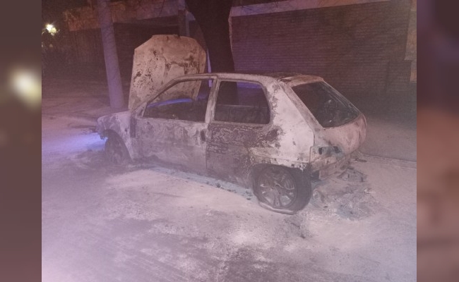 Se prendió fuego el auto y logró salir a tiempo