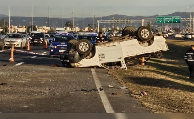 Trágico accidente múltiple en la Circunvalación de Córdoba: falleció una mujer