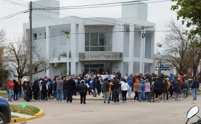 Manifestación frente a la clínica de Ceres que resolvió cerrar sus puertas