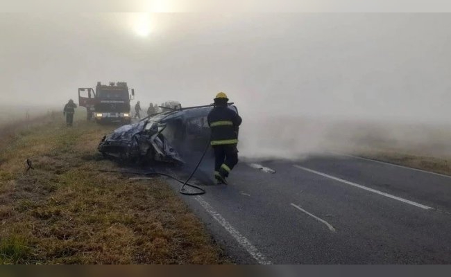 Niebla mortal: quiso sobrepasar a un camión, chocó de frente a un auto y murieron los dos conductores